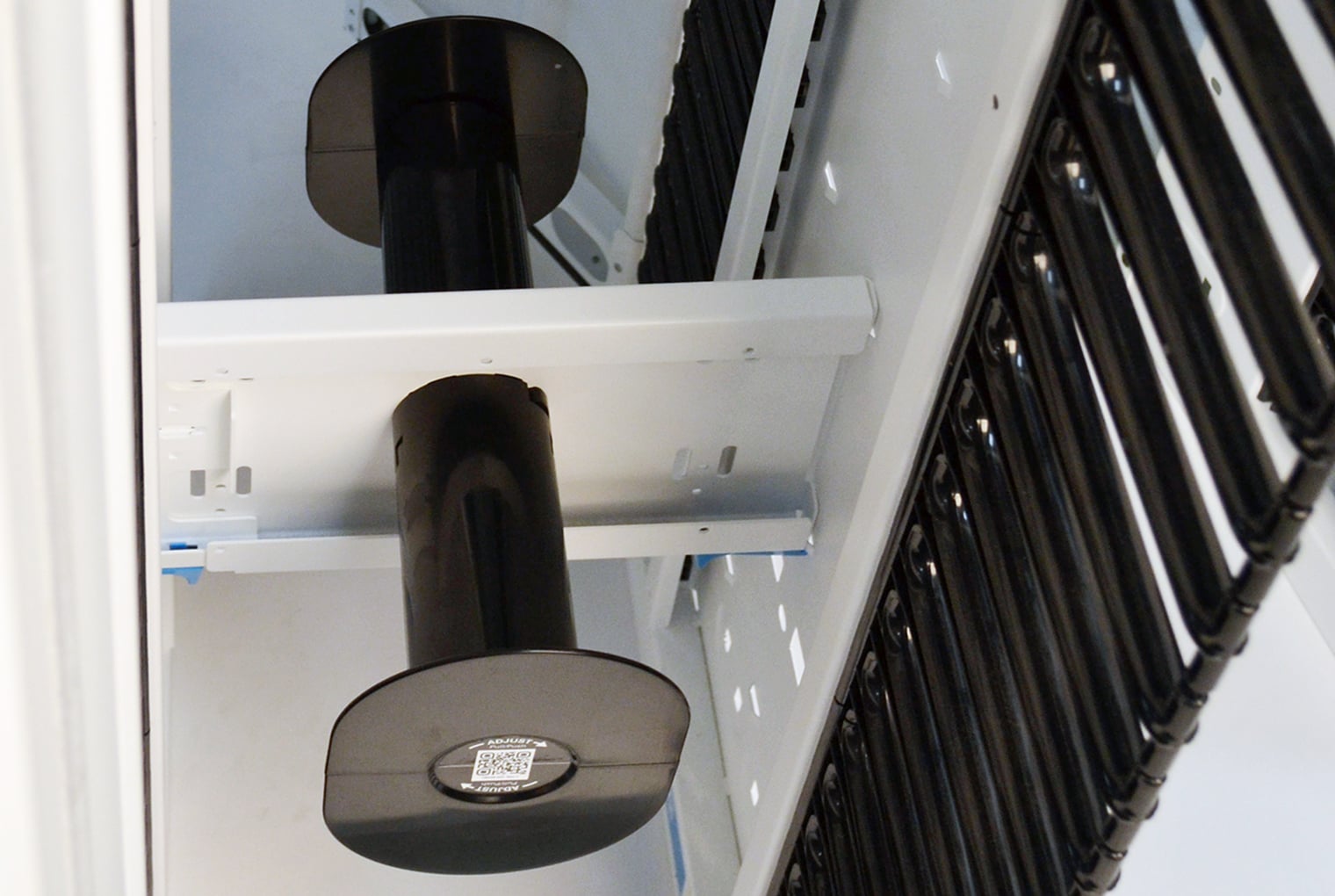 Tool-Less Adjustable Cable Distribution Spool for Evolution Vertical Cable Manager