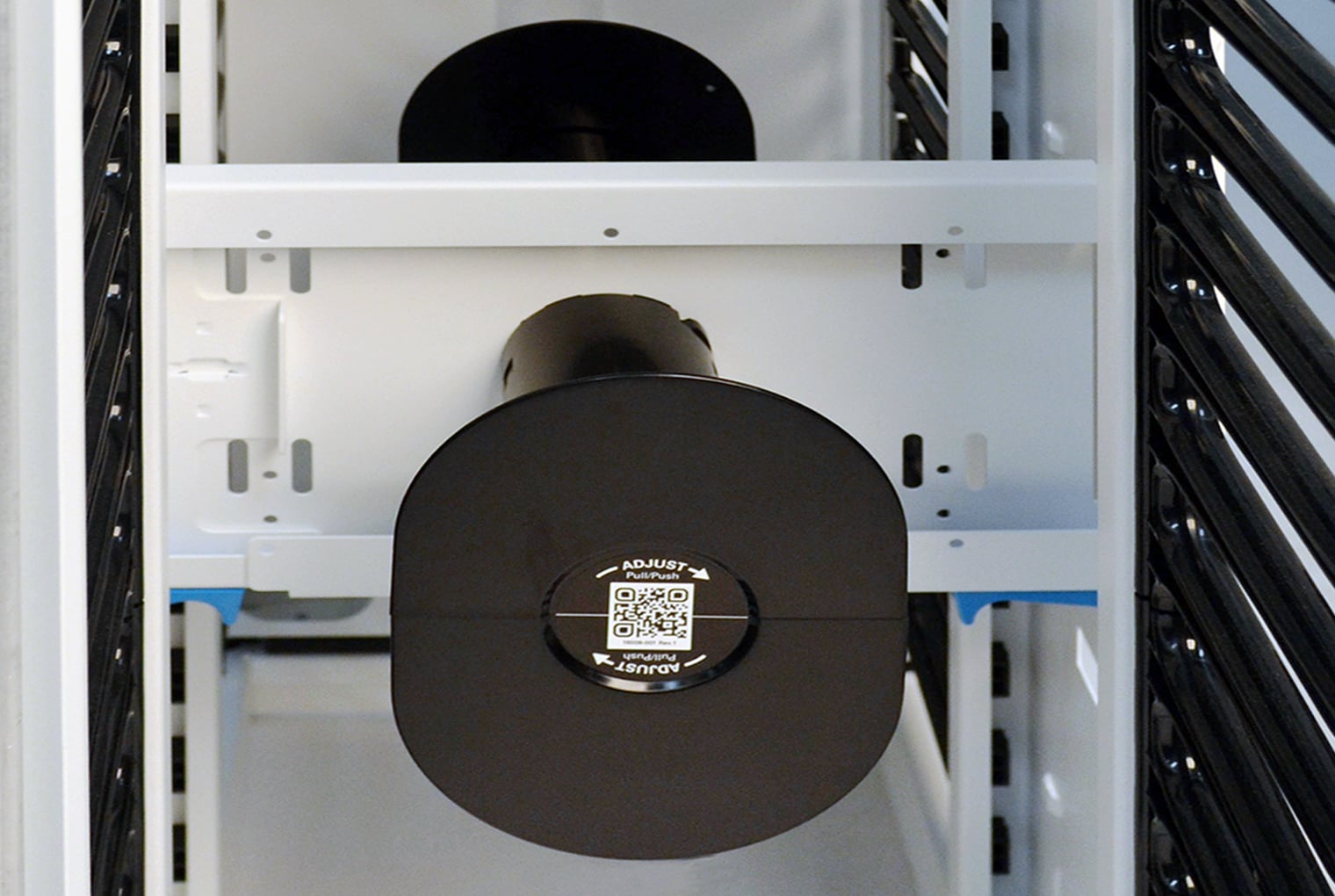 Tool-Less Adjustable Cable Distribution Spool for Evolution Vertical Cable Manager